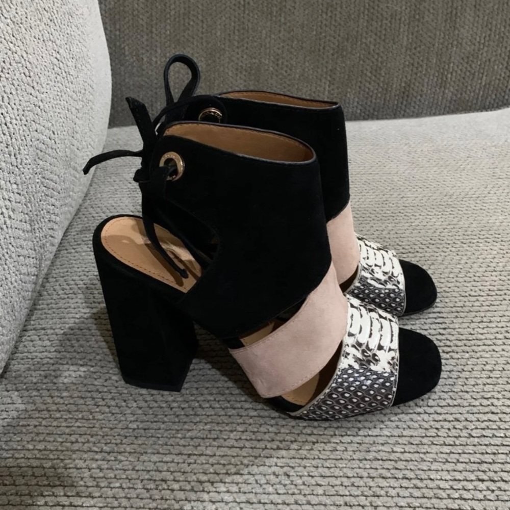 HP 🎀 Coach Minetta Heels Size 5